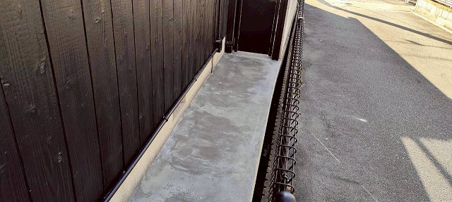 加古川市で裏口通路の補修工事を実施！コケ・色あせ・ひび割れをきれいに